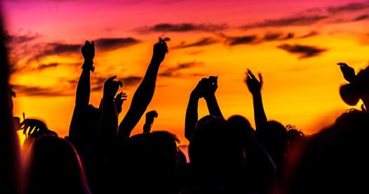 Μια βραδιά αφιερωμένη στα 90s και 00s, πλάι στη θάλασσα 