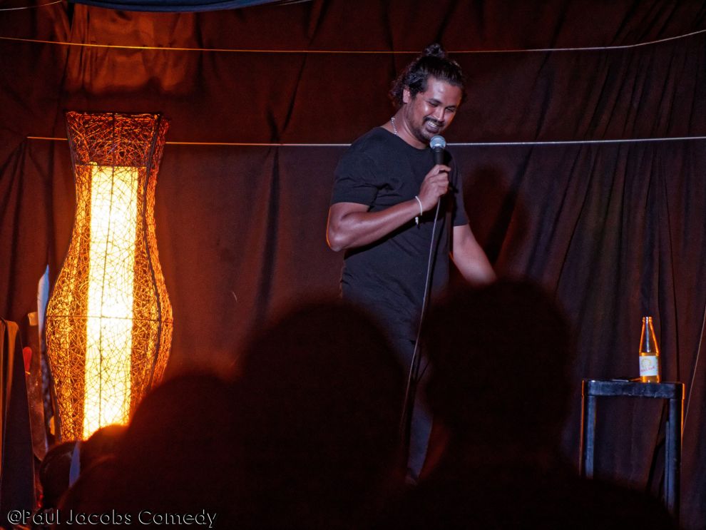 Ο Malinda Perera Στον Δρόμο Bar στη Λεμεσό