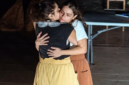 Του Νεκρού Αδελφού – Μια ιστορία για την ξενιτιά στην Αξιοθέα