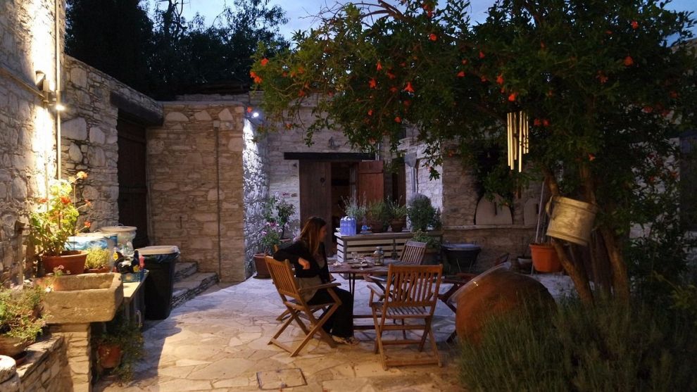 Μουσική βραδιά σε μια όμορφη αυλή στη Βάβλα