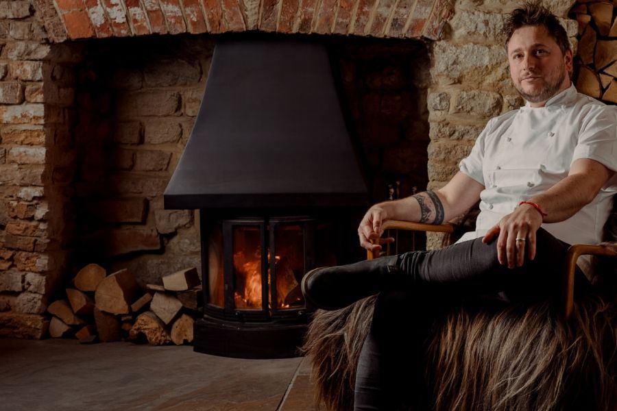 Ο βραβευμένος με αστέρι Michelin σεφ Josh Overington στο Salt & Fire