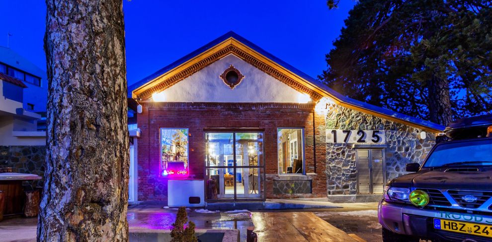 1725 Cafe Bar